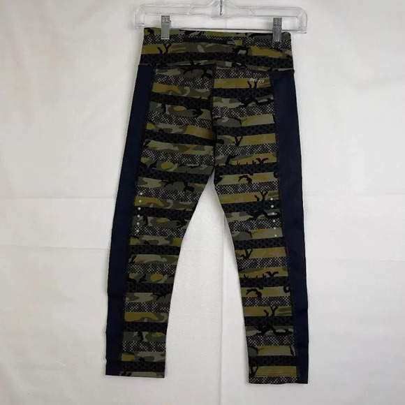Nike Dri Fit Epic Clash Camouflage Crop Leggings - Picture 2 of 12